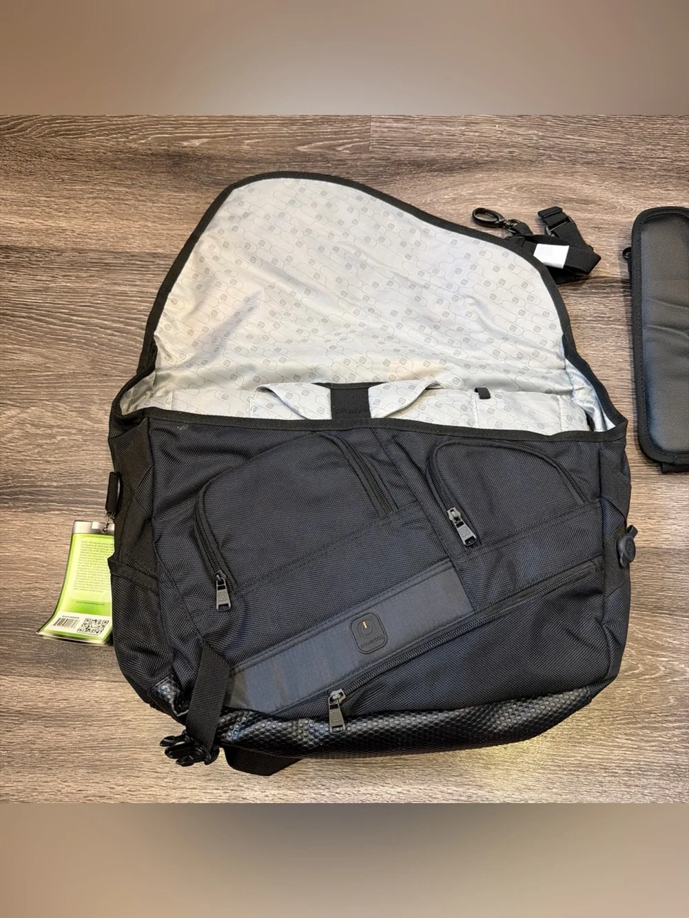 Powerbag Ful Messenger Laptop Bag w Battery Charger Smartphone Tablet 18